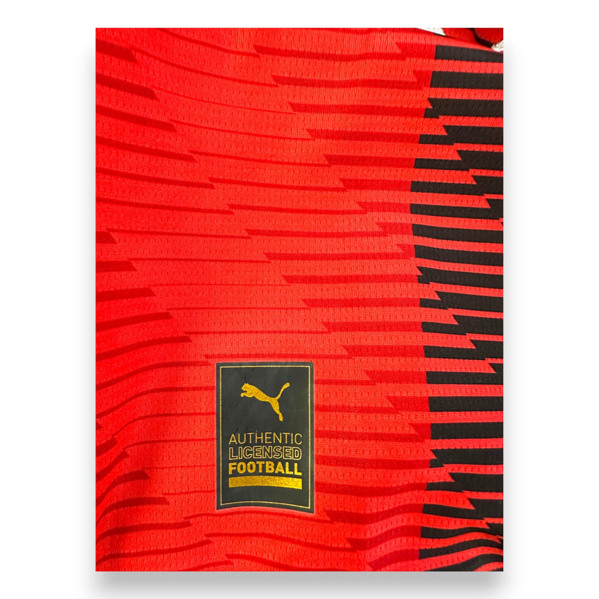Etichetta Puma Authentic Licensed Football su maglia Milan Home 2023-24 – versione store