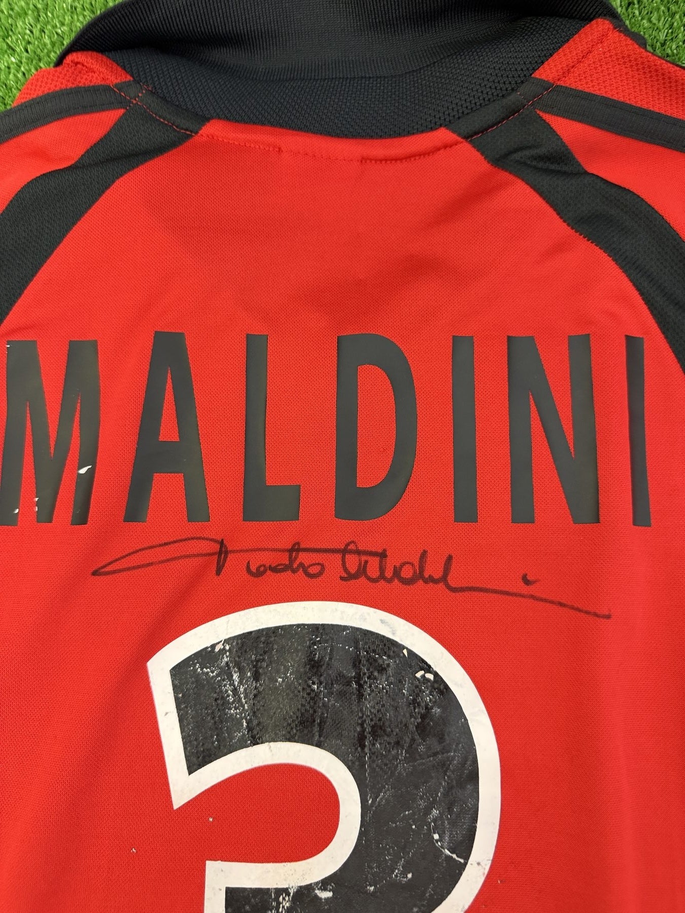 Dettaglio firma originale Paolo Maldini pennarello nero sopra numero 3 stampato retro maglia Milan Third 2001/02 Vintage condizioni Good con piccoli segni di usura sul flock