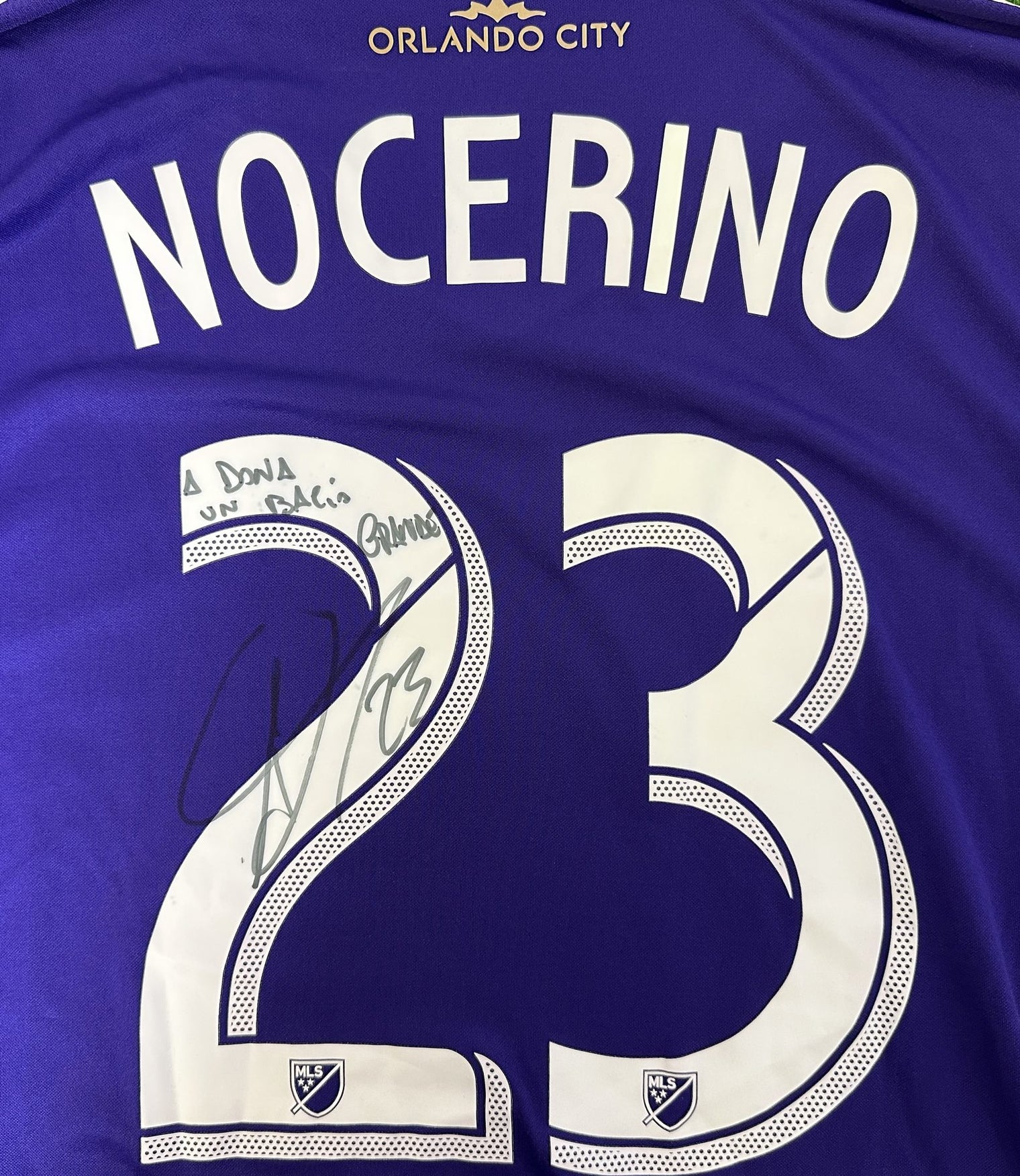Dettaglio numero 23 e dedica manoscritta autografo Antonio Nocerino su maglia Orlando City
