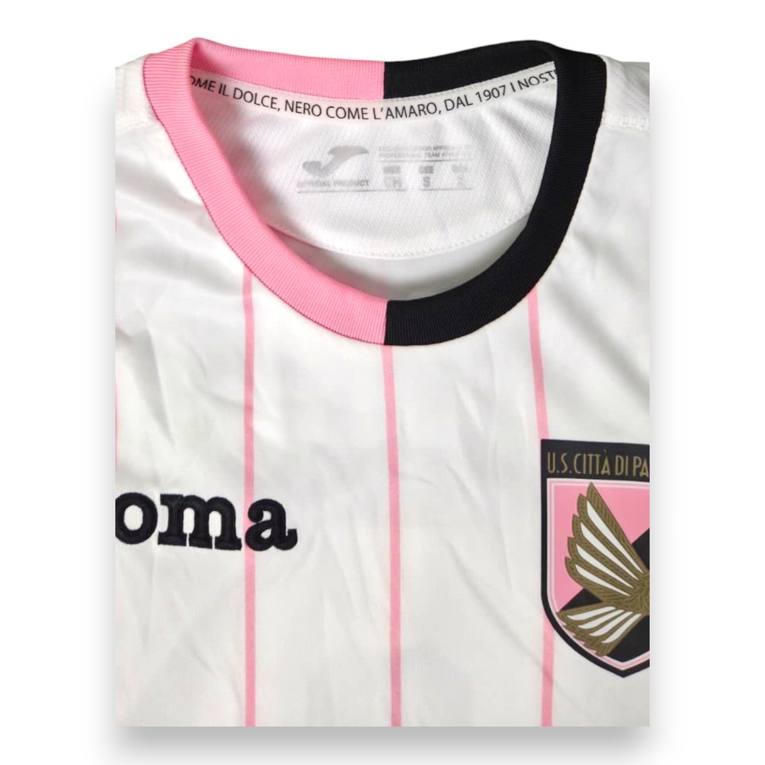 Colletto maglia Palermo Away 2014-15 Joma – motto Rosa come il dolce nero come l'amaro dal 1907 – etichetta Official Product taglia S