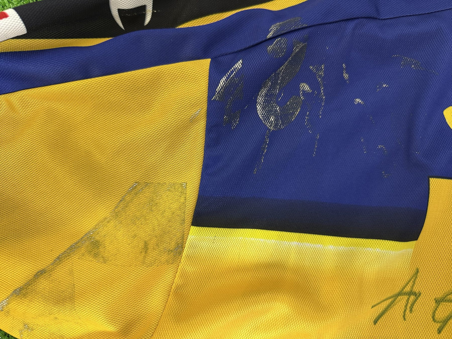 Segno di usura sul tessuto in corrispondenza della spalla, maglia Parma Sartor Player Issued