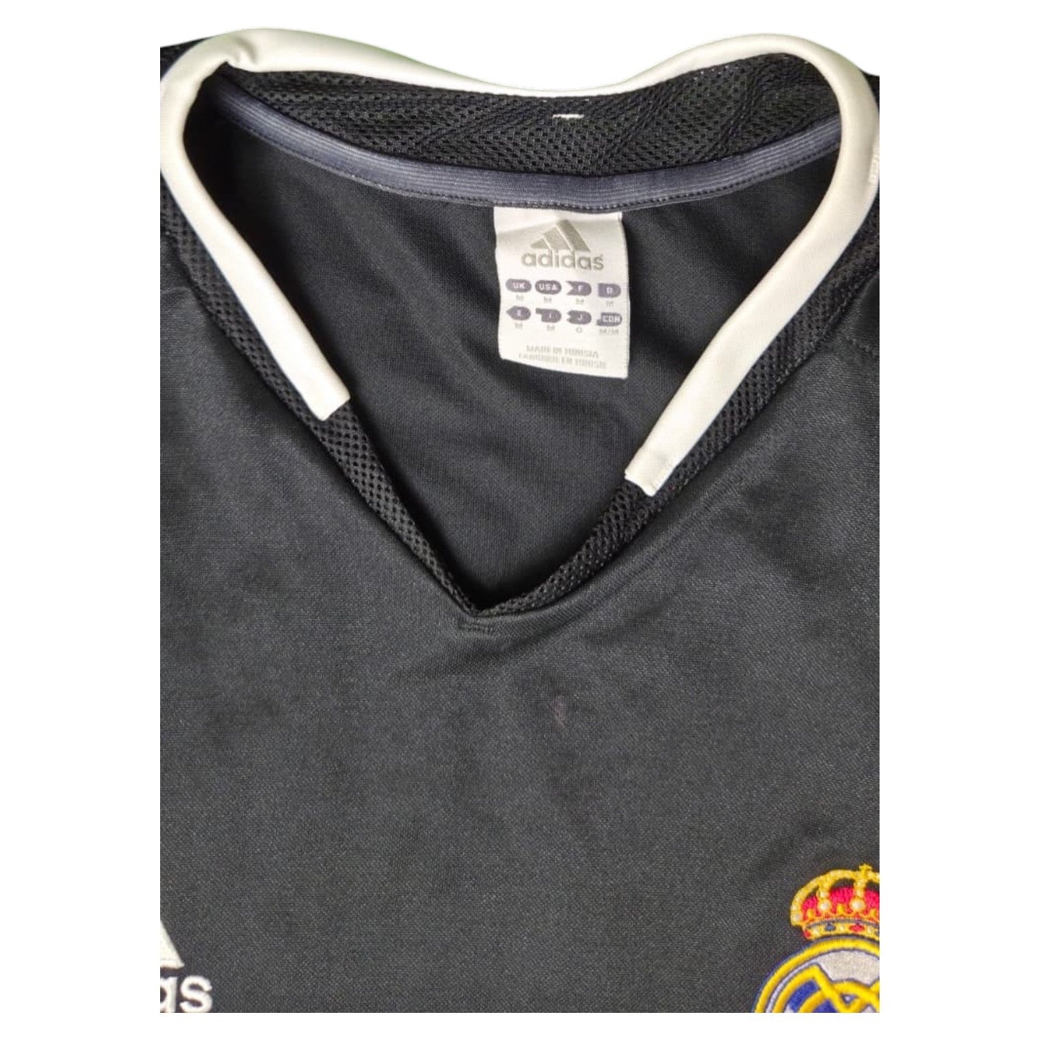 Dettaglio scollo a V e etichetta taglia M maglia Real Madrid Away 2004-05 Adidas – stemma ricamato
