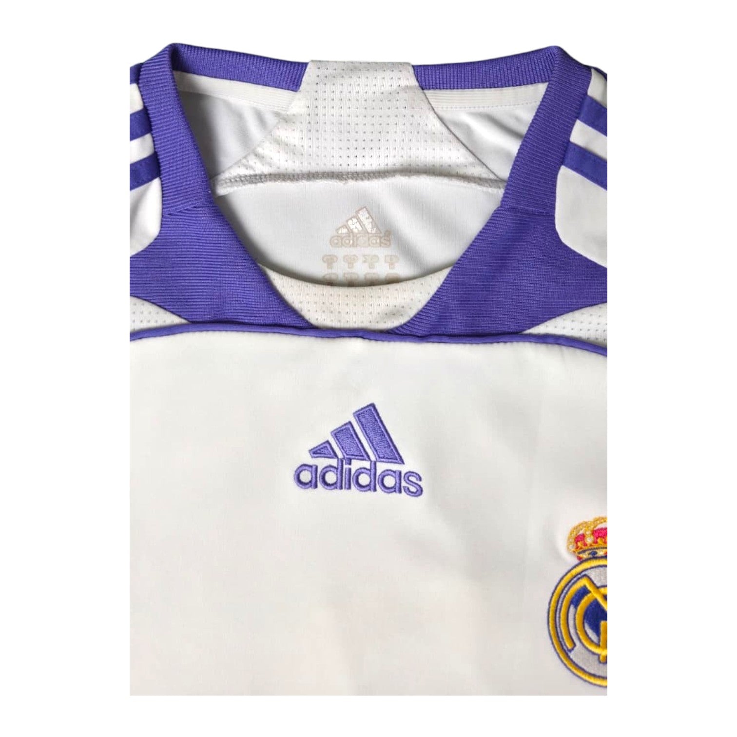 Dettaglio scollo a V viola e logo Adidas maglia Real Madrid Home 2007-08 – Climacool stemma ricamato