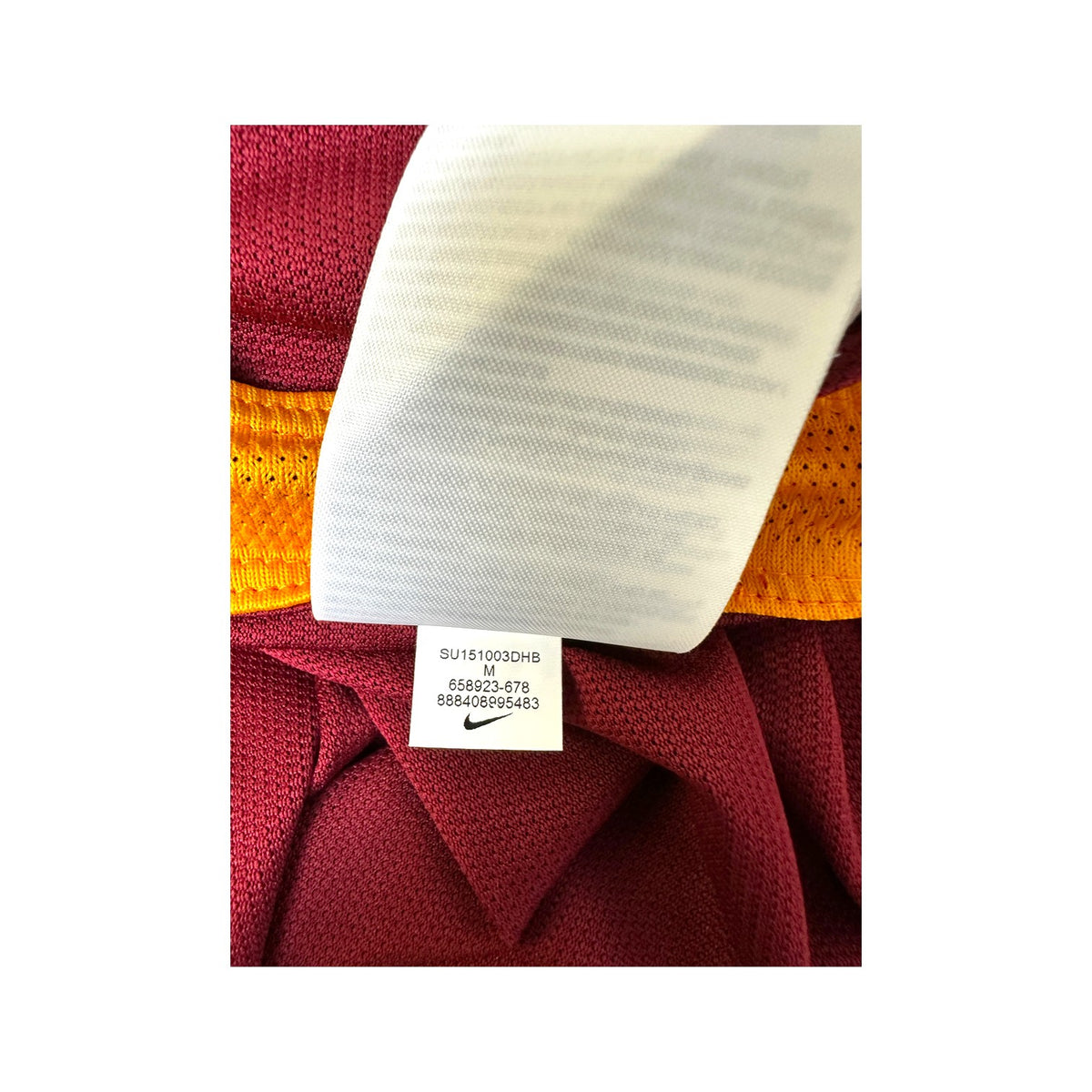Etichetta Nike con codice prodotto 658923-678 taglia M della maglia Roma Home 2015/16