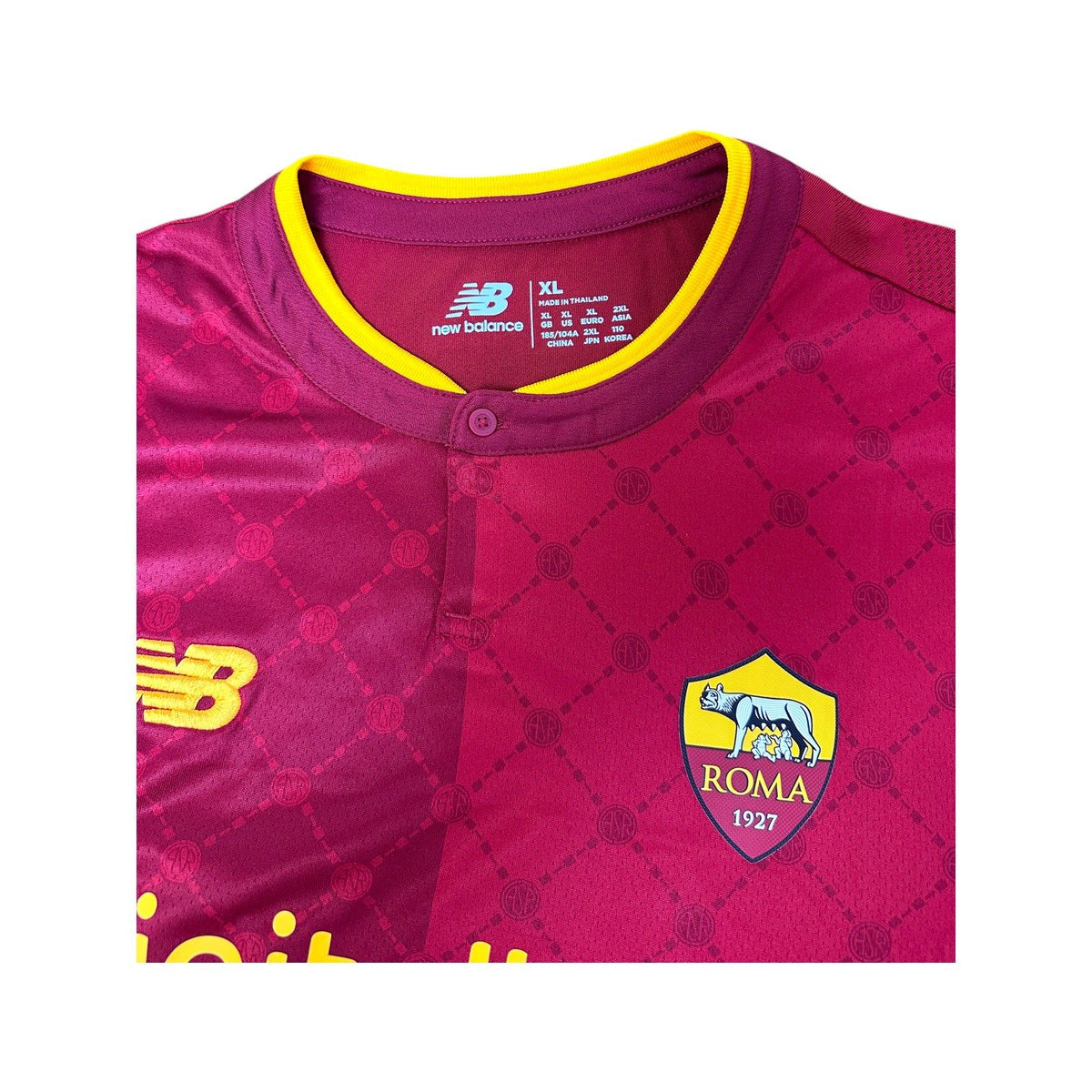 Collo alla coreana con bottone e stemma Roma 1927 sulla maglia Home 2022/23 New Balance, taglia XL