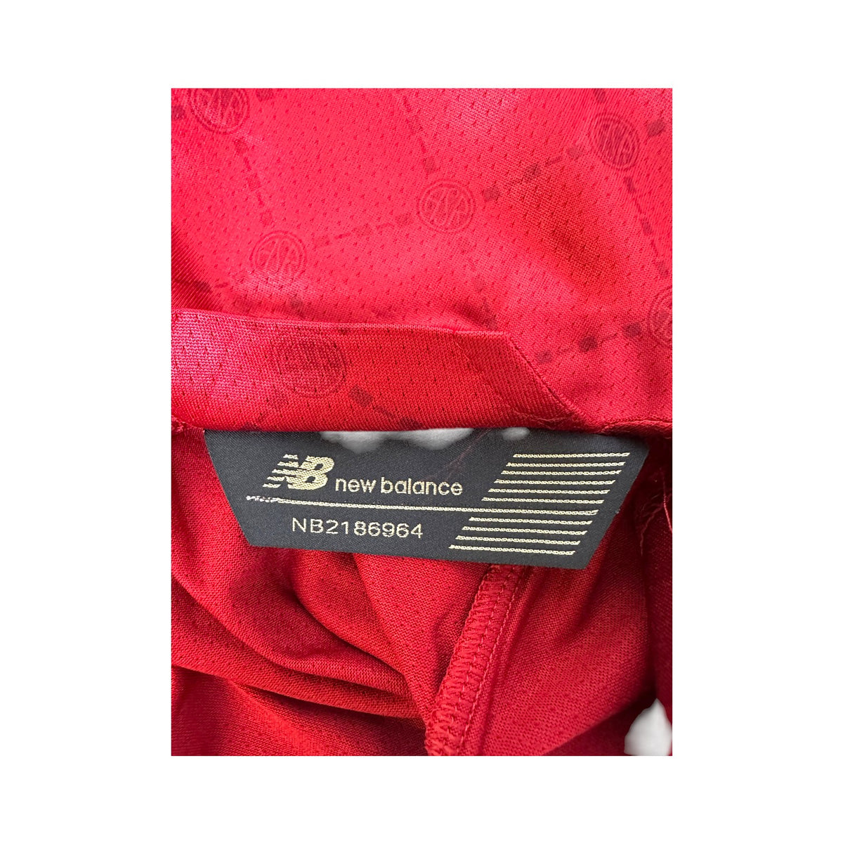 Etichetta interna New Balance con codice NB2186964 della maglia Roma Home 2022/23