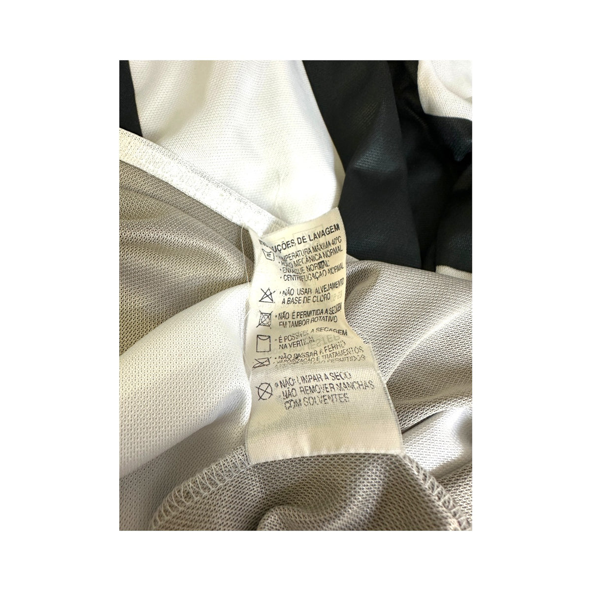 Etichetta istruzioni di lavaggio in portoghese – maglia Santos Away 2002 Umbro originale