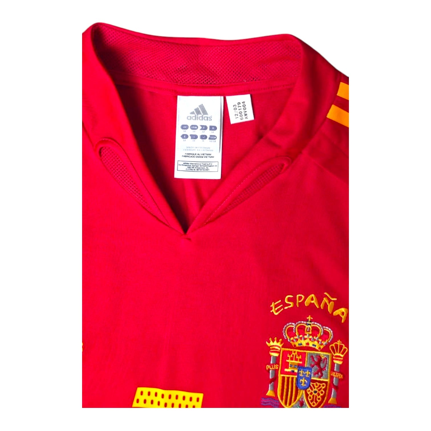 Colletto a V maglia Spagna Home 2004 Adidas – etichetta taglia M Made in Vietnam e stemma ESPAÑA