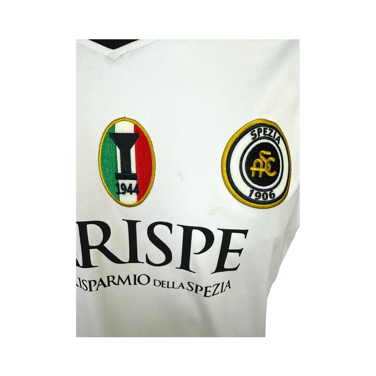 Scudetto tricolore 1944 e stemma Spezia 1906 ricamati sopra lo sponsor Carispe – maglia Home 2010/11 Player Issued