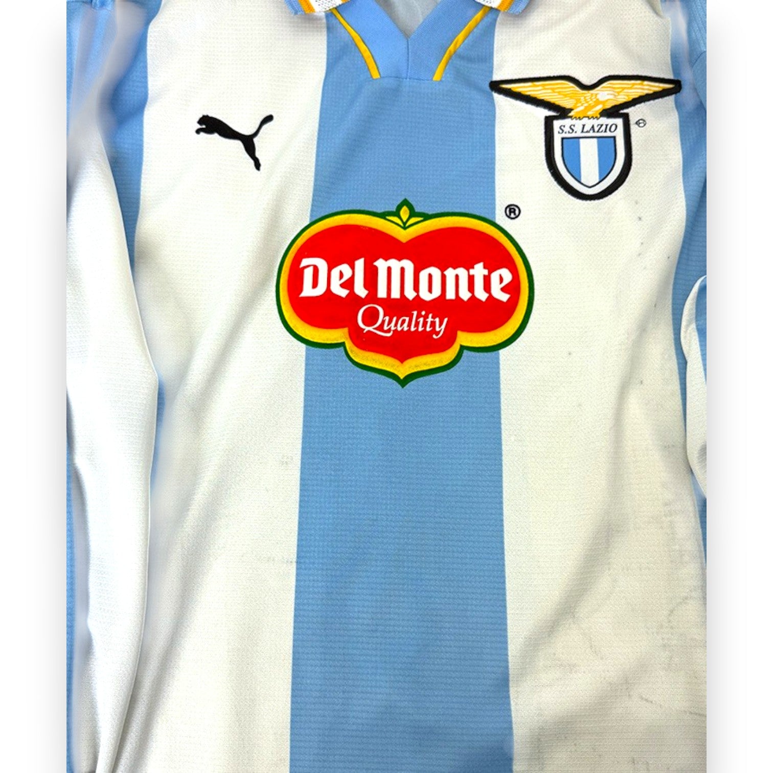 Dettaglio scudetto SS Lazio aquila dorata e sponsor Del Monte Quality – maglia Home Champions League 1999-2000 Puma – cimelio coppe europee