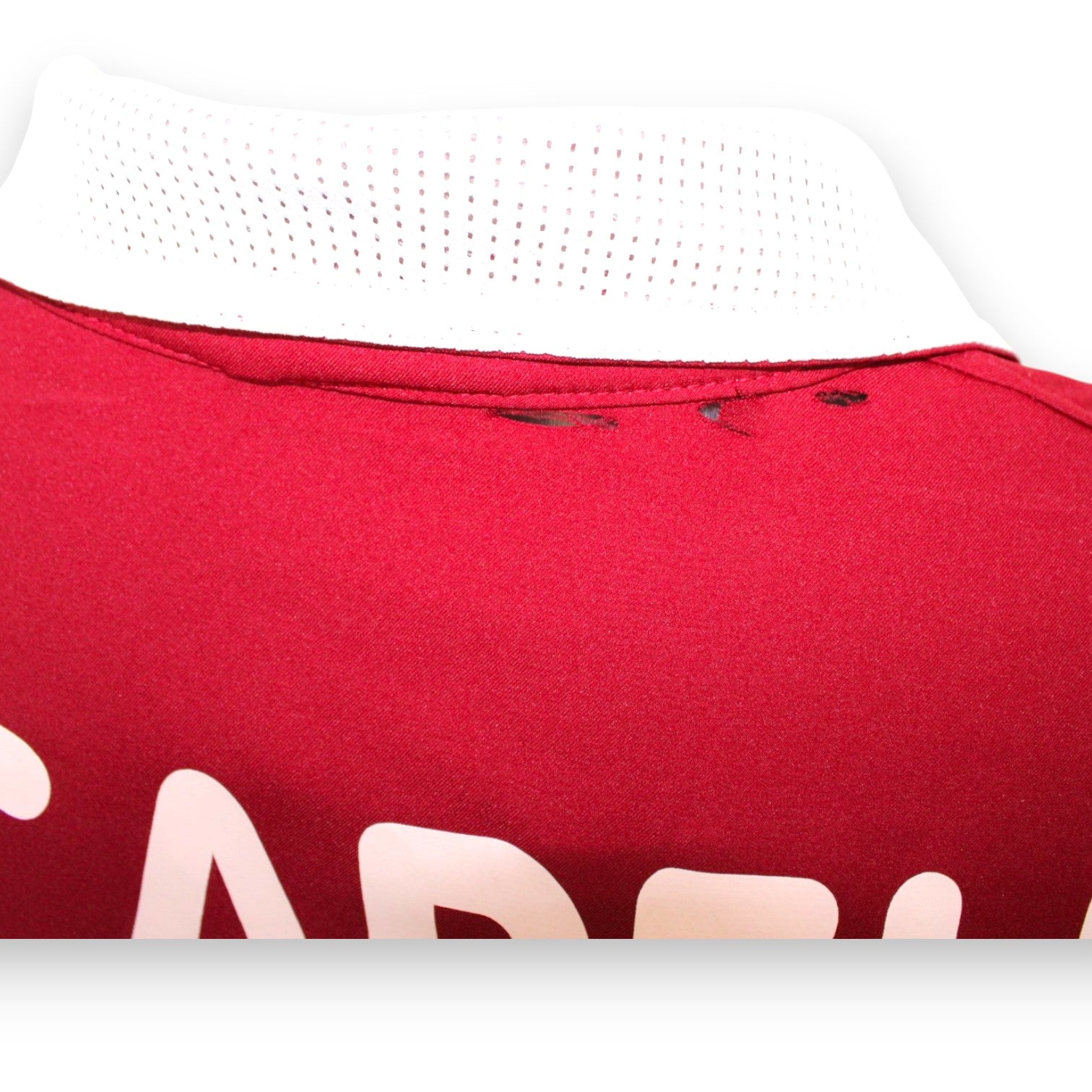 Dettaglio piccolo buco usura tempo zona colletto retro maglia Torino FC Vintage Lucarelli condizioni Good non riconducibile a uso agonistico