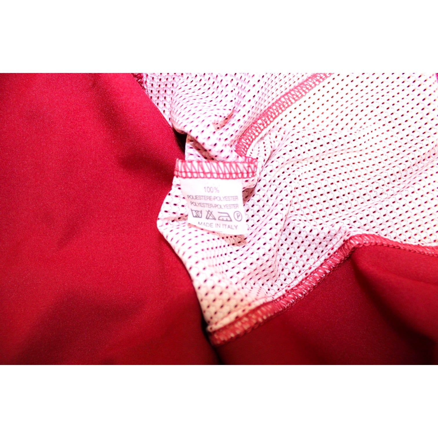 Dettaglio etichetta composizione interna maglia Torino FC Vintage 2001-2003 100% Poliestere Made in Italy simboli lavaggio retro mesh traforato granata