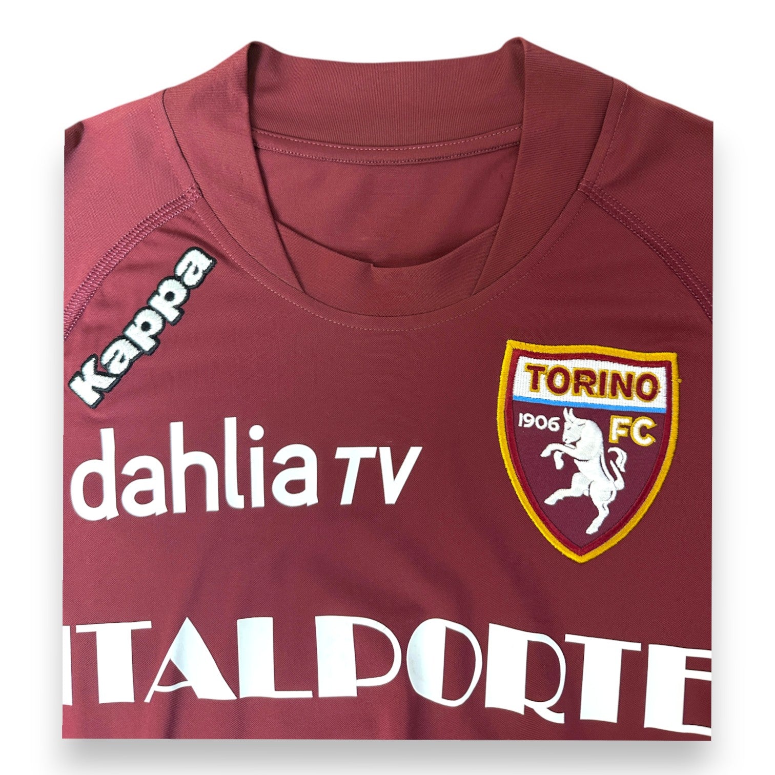 Dettaglio collo maglia Torino Home 2009-10 Kappa – stemma Torino FC 1906 e sponsor Dahlia TV