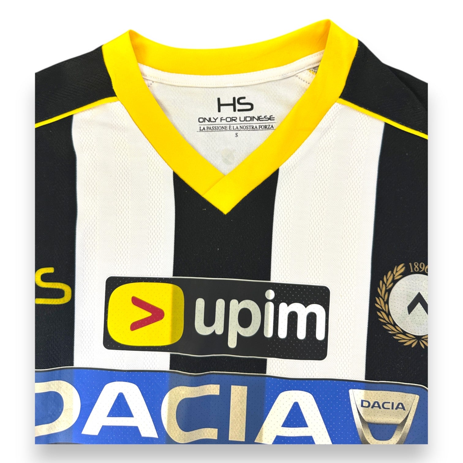Dettaglio collo maglia Udinese Home 2013-14 HS taglia S – sponsor Upim e Dacia