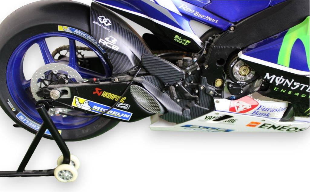 Dettaglio scarico Akrapovič e forcellone in carbonio Yamaha YZR-M1 1:4 MotoGP 2016 – cavalletto da pista incluso