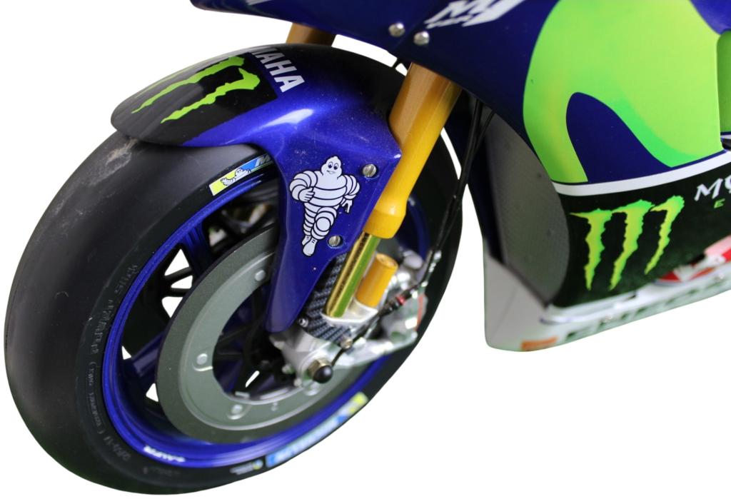 Dettaglio ruota anteriore Yamaha YZR-M1 1:4 – pneumatico Michelin – cerchio blu – forcella Öhlins – riproduzione DeAgostini
