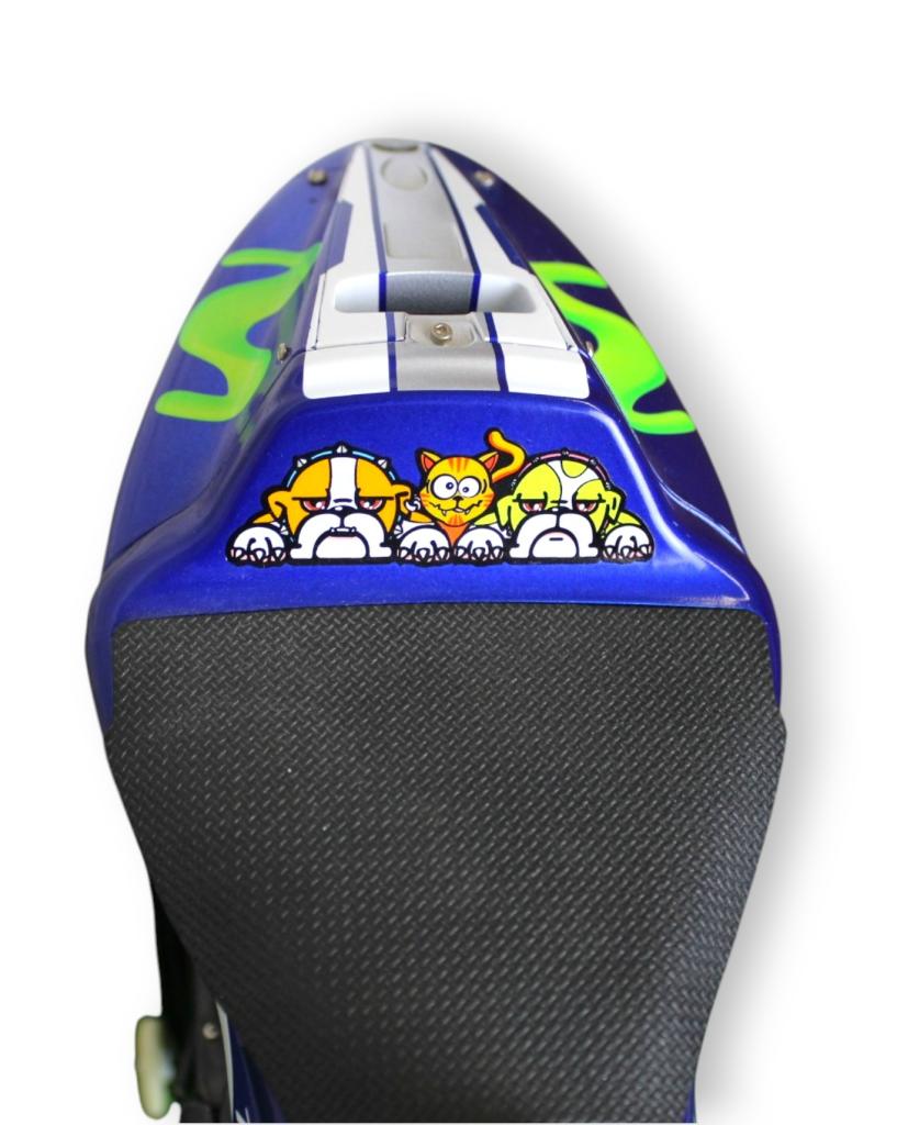 Codone Yamaha YZR-M1 con iconici cagnolini Valentino Rossi numero 46 – dettaglio collezione DeAgostini scala 1:4