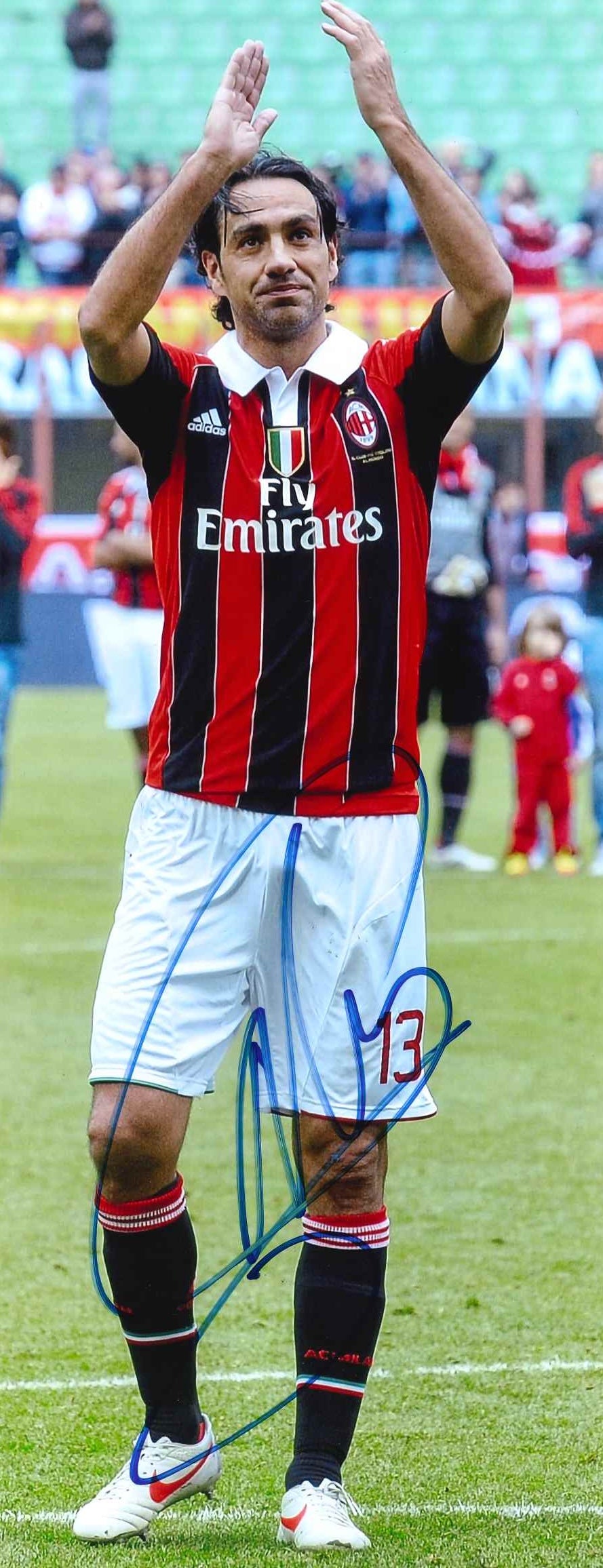 Foto autografata Alessandro Nesta AC Milan – saluto ai tifosi a San Siro – maglia numero 13 scudetto adidas Fly Emirates – firma originale a pennarello blu