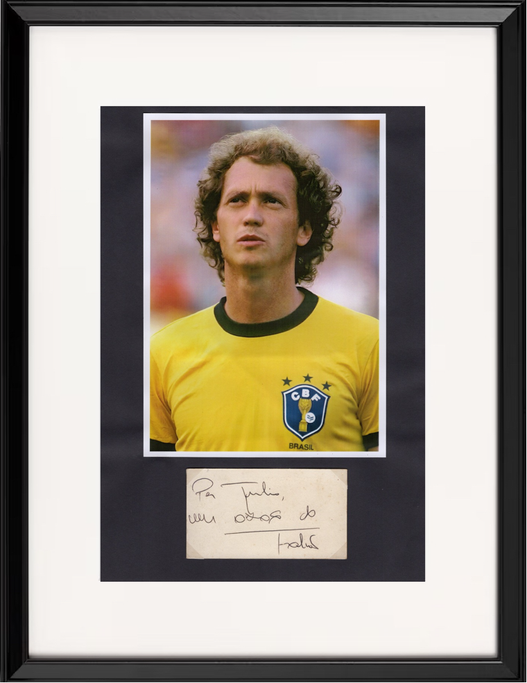 Autografo Paulo Roberto Falcão dedica su biglietto + foto Brasile CBF maglia gialla – cornice nera 40x30 cm inclusa – COA Associazione Autografia incluso