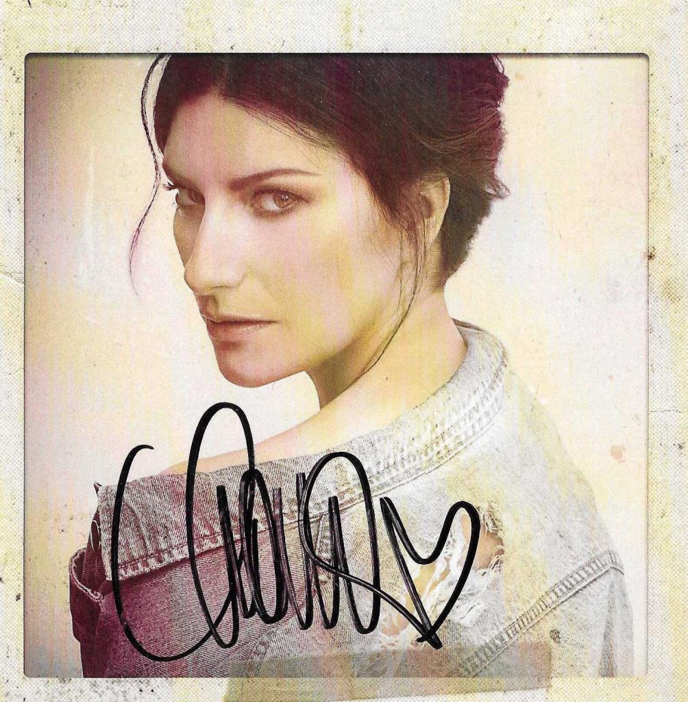 Fotografia autografata Laura Pausini stile polaroid vintage ritratto intenso – firma originale pennarello nero – 12,9x12,6 cm – condizioni Excellent