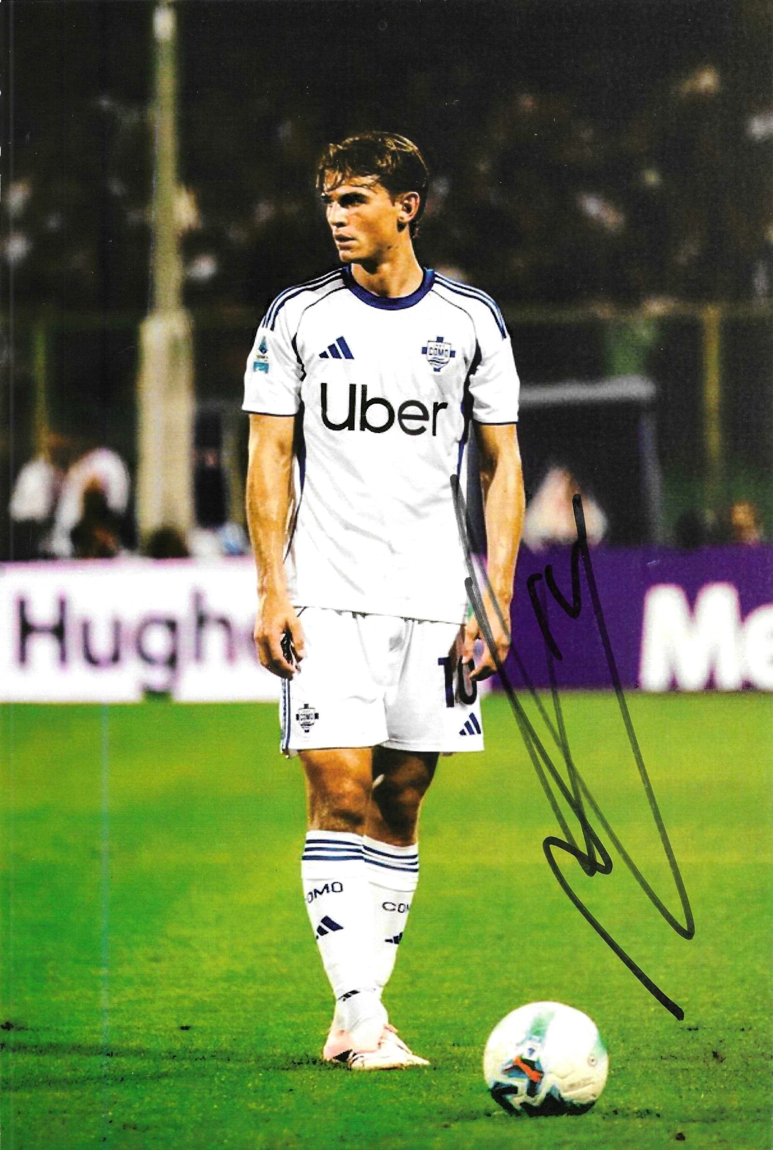 Fotografia autografata Nicolás Paz in campo maglia Como Home Adidas bianca numero 10 sponsor Uber patch Serie A stagione 2024-25 stadio notturno – autografo originale pennarello nero lato destro – 28,7x19,3 cm – condizioni Excellent