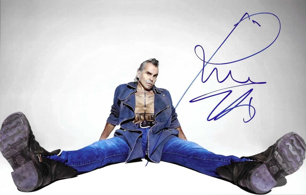 Fotografia autografata Piero Pelù ritratto a colori posa iconica sfondo bianco – firma originale pennarello blu – 29,9x20,3 cm – condizioni Excellent
