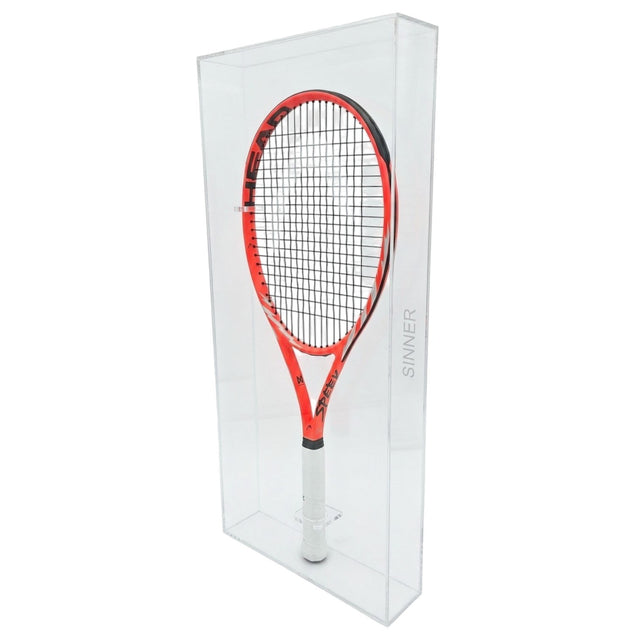Teca espositiva acrilica verticale con racchetta HEAD Speed autografata Jannik Sinner – incisione SINNER laterale – supporto interno per esposizione professionale