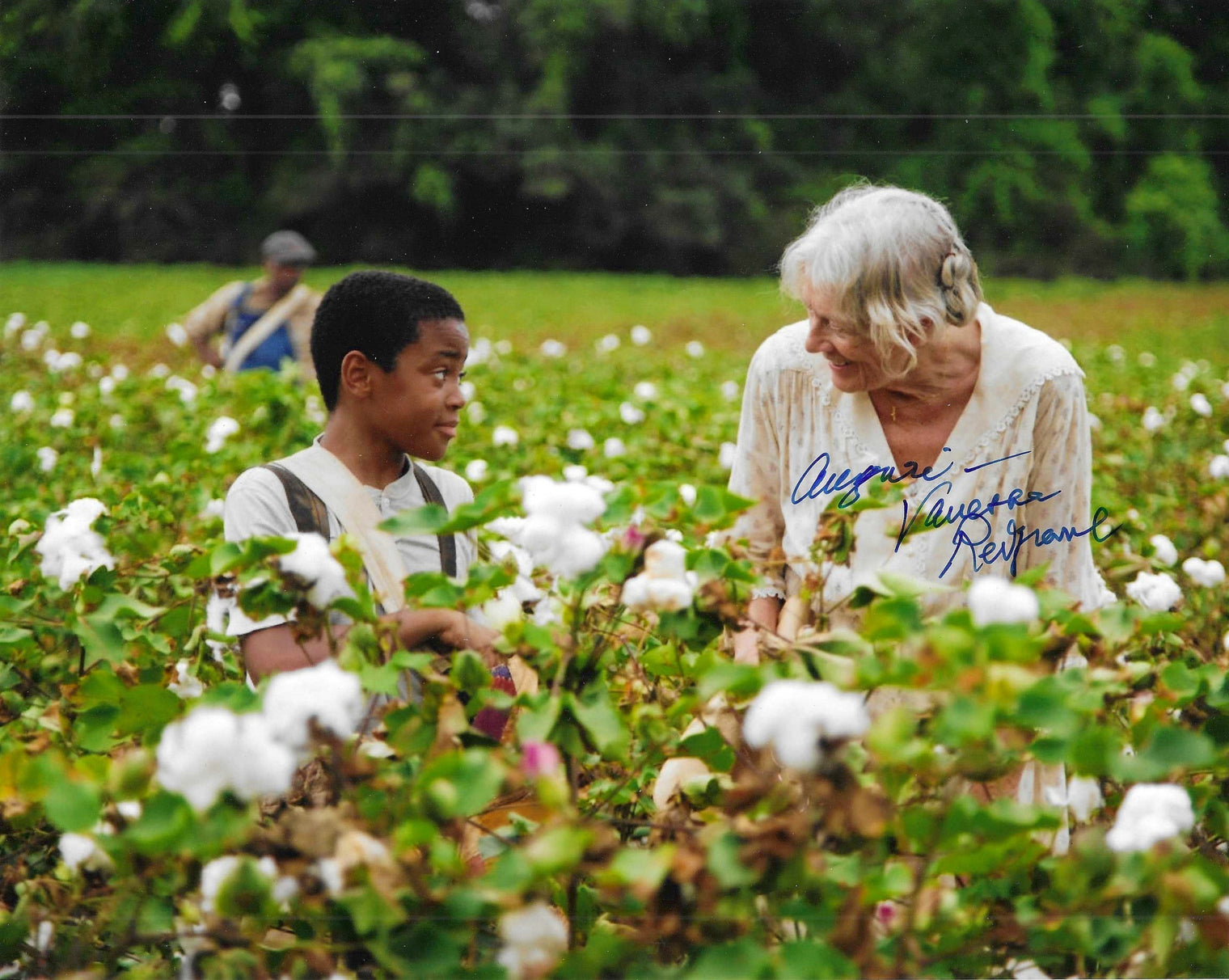 Fotografia autografata Vanessa Redgrave scena cinematografica campo di cotone – dedica Auguri e firma originale pennarello blu – 25x20 cm – condizioni Excellent