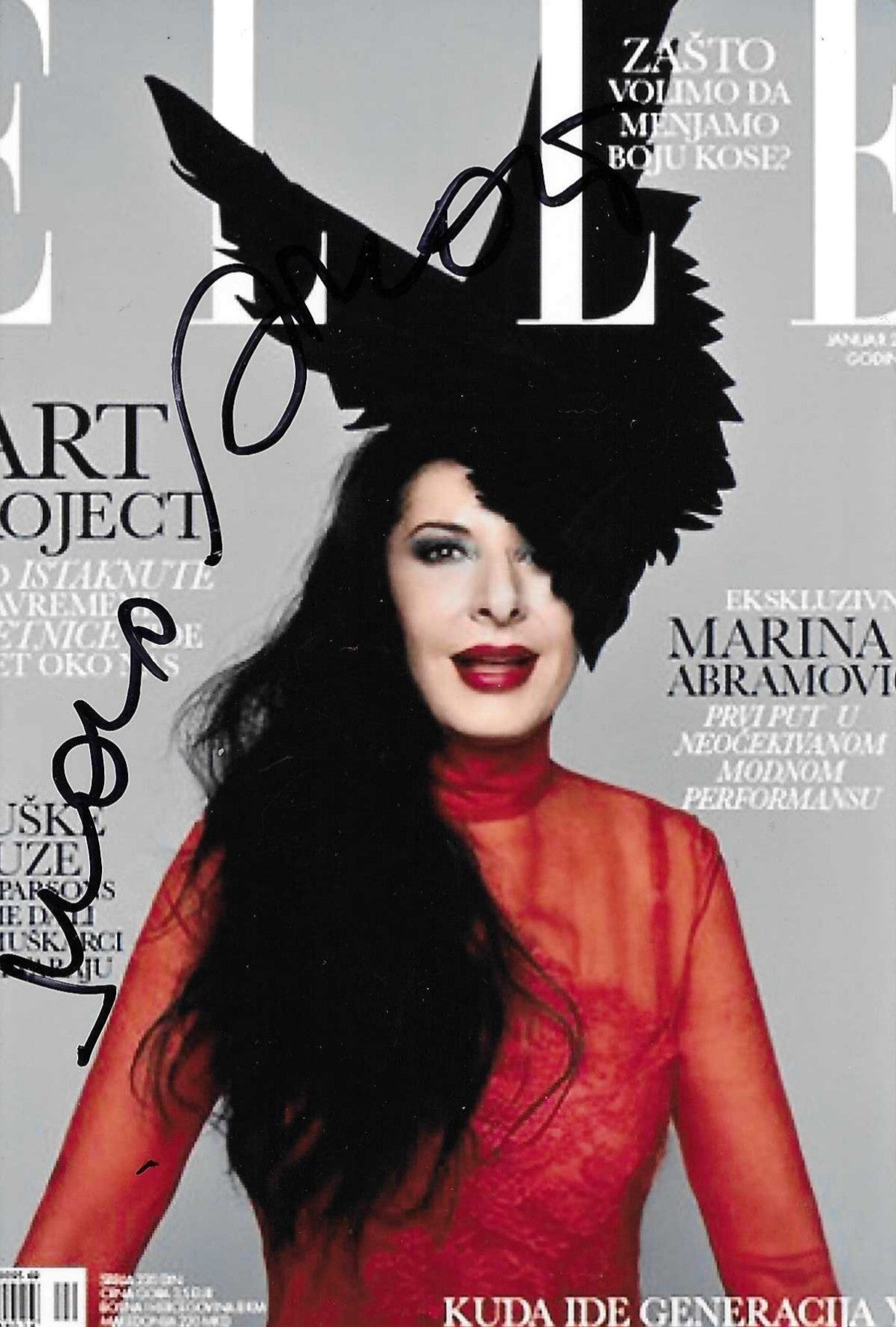 Copertina Elle Serbia autografata Marina Abramović Art Project abito rosso trasparente copricapo piume nere postura teatrale – autografo originale pennarello nero al centro – 15x10,1 cm – condizioni Excellent