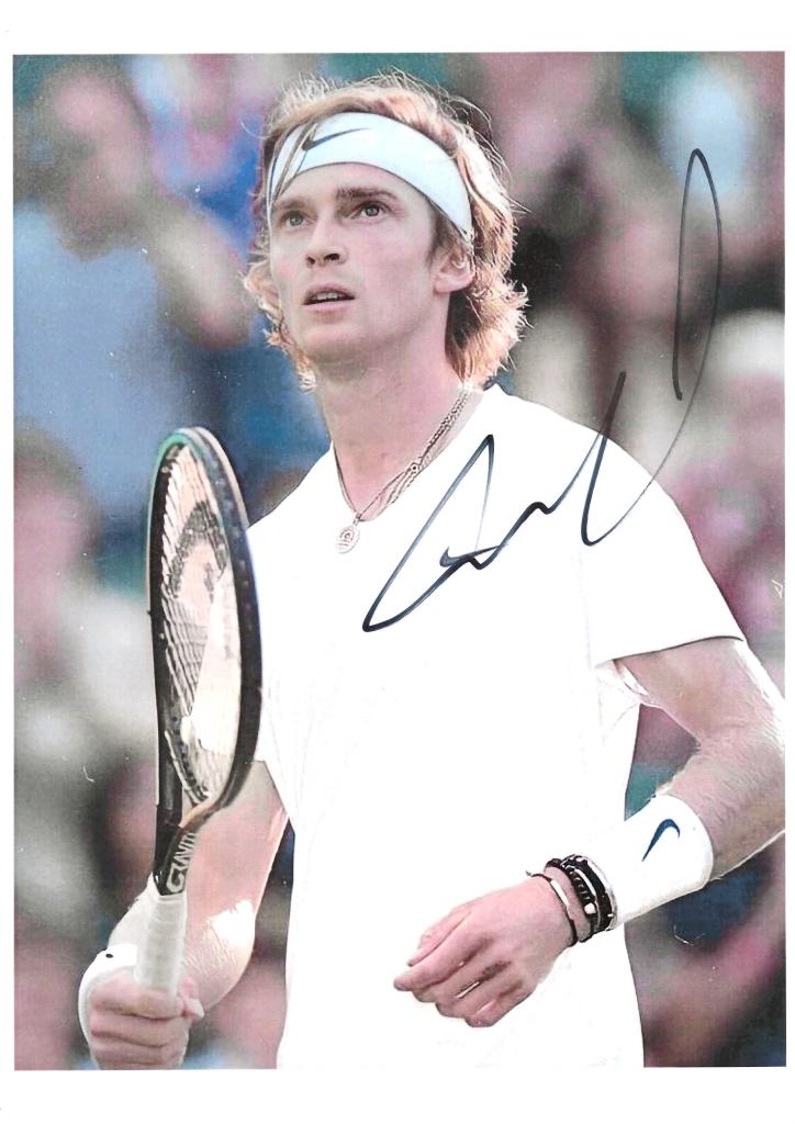 Fotografia autografata Andrey Rublev ritratto in campo tuta Nike bianca fascia testa racchetta Head – autografo originale pennarello nero ATP Finals Torino 2024 – 21x29,7 cm – condizioni Excellent