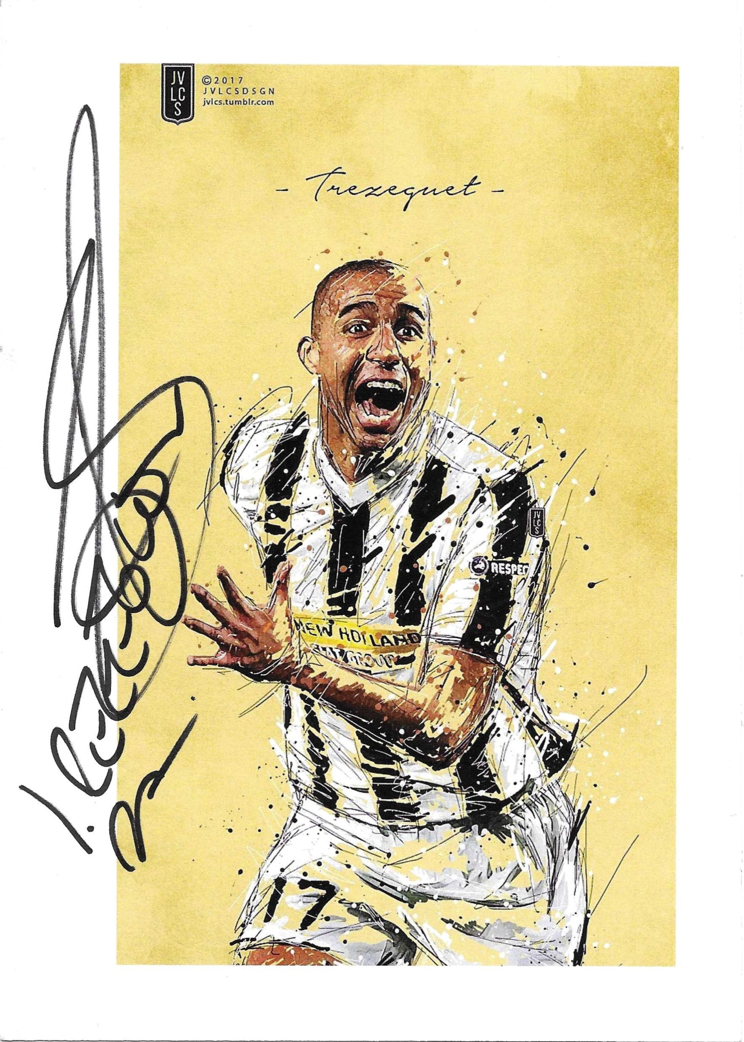 Poster artistico autografato David Trezeguet illustrazione JVLCSDSGN 2017 maglia Juventus bianconera numero 17 sponsor New Holland sfondo giallo acquerello – autografo originale pennarello nero lato sinistro con nome scritto per esteso – 20x15 cm – condizioni Excellent