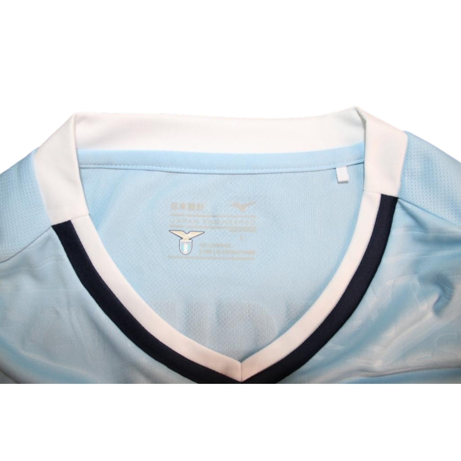 Dettaglio etichetta interna maglia Lazio 2024-25 Mizuno – caratteri giapponesi – logo S.S. Lazio originale
