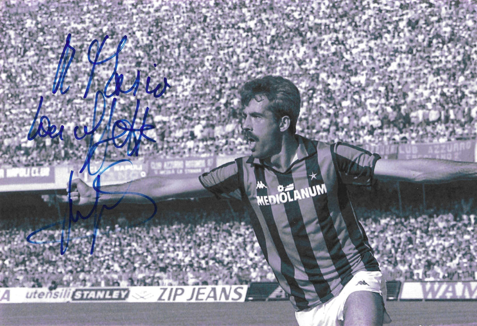 Fotografia autografata con dedica Pietro Paolo Virdis azione maglia Milan righe nere rosse Kappa sponsor Mediolanum stelle serie A anni 80 bianco e nero tribune stracolme – dedica autografo pennarello blu in alto a sinistra – 28,8x19,7 cm – condizioni Excellent