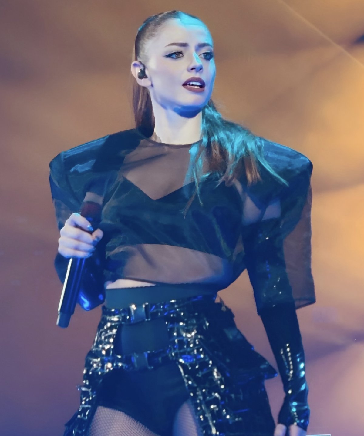 Annalisa Scarrone in concerto al Forum di Milano durante il tour Tutti nel vortice, con outfit Dolce & Gabbana