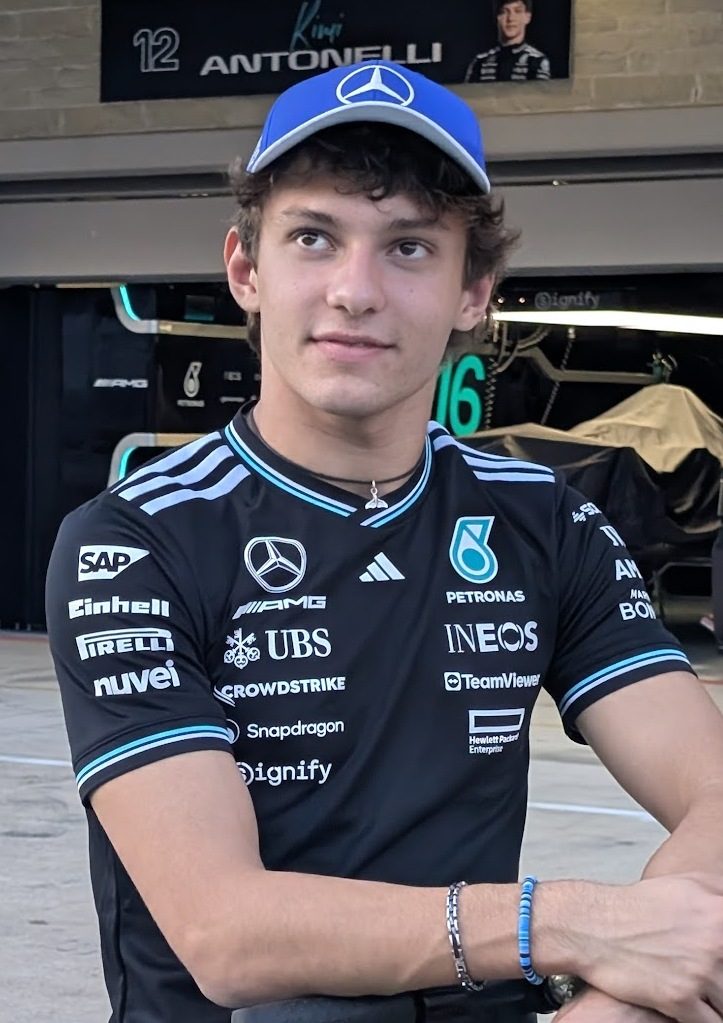 Andrea Kimi Antonelli nel paddock del Gran Premio degli USA 2025 – pilota Mercedes Formula 1 – autografi originali su MTM Memorabilia