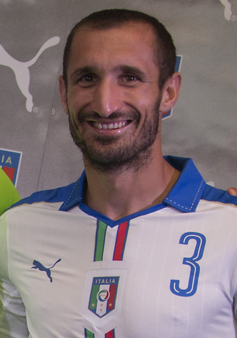 Giorgio Chiellini con la maglia della Nazionale Italiana numero 3 nel 2015 – autografi originali su MTM Memorabilia