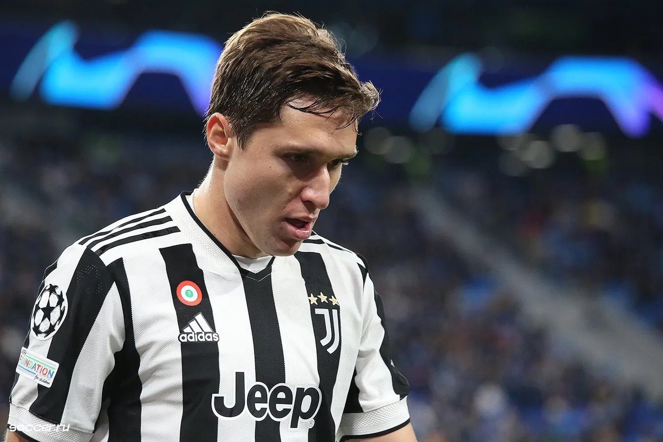 Federico Chiesa in primo piano con la maglia della Juventus in Champions League 2021 – autografi originali su MTM Memorabilia
