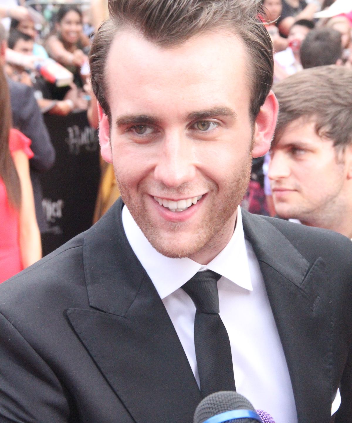 Matthew Lewis sorridente alla premiere di Harry Potter, attore britannico interprete di Neville Paciock nella saga cinematografica