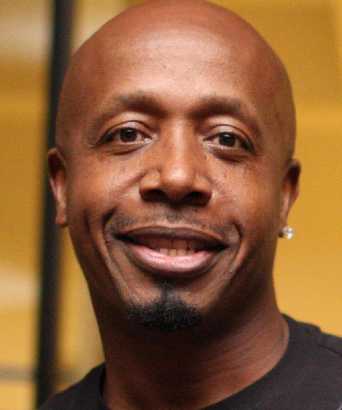 MC Hammer, rapper americano e icona del pop-rap, ritratto con sguardo carismatico