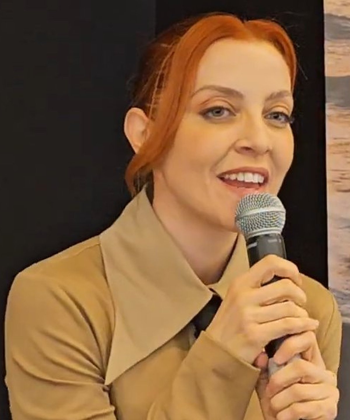 Noemi cantautrice italiana con i suoi iconici capelli rossi, rivelazione di X Factor 2009 e icona di otto edizioni del Festival di Sanremo – autografi originali MTM Memorabilia