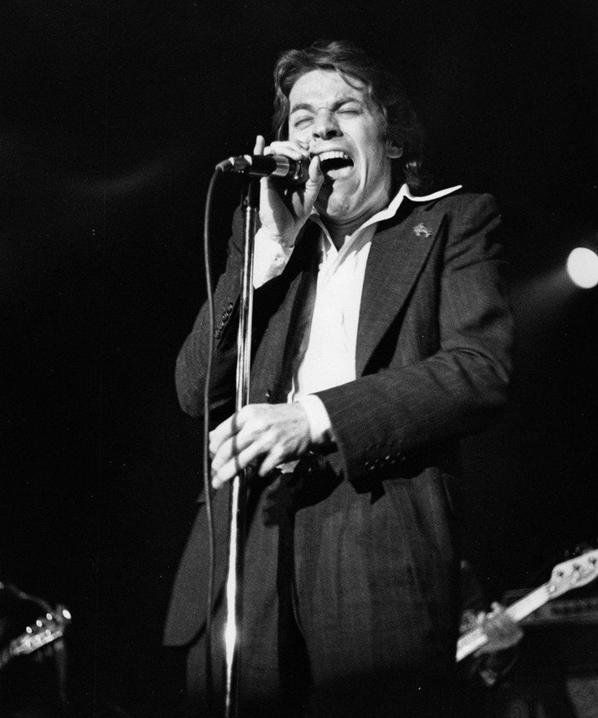 Robert Palmer, cantante britannico, in concerto al microfono in una storica esibizione live anni '80