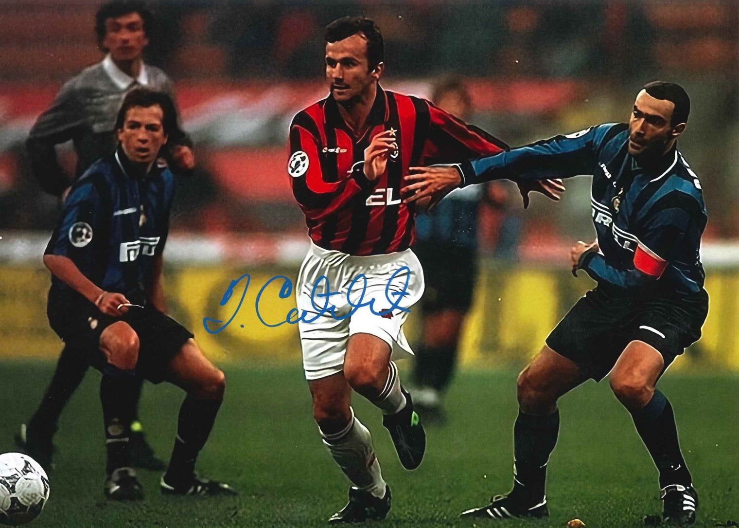 Fotografia autografata Dejan Savicevic Milan vs Inter derby Champions League anni '90 maglia rossonera EL Electrolux – autografo originale pennarello blu – 32x22,5 cm – condizioni Excellent
