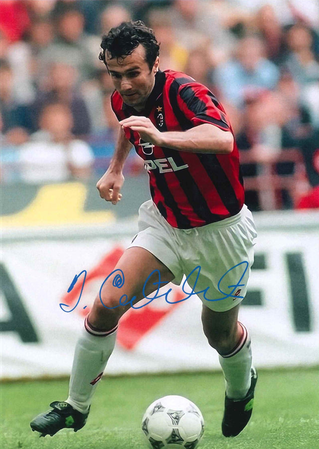 Fotografia autografata Dejan Savicevic Milan maglia rossonera Opel in azione con pallone Serie A anni '90 – autografo originale pennarello blu – 32x22,5 cm – condizioni Excellent