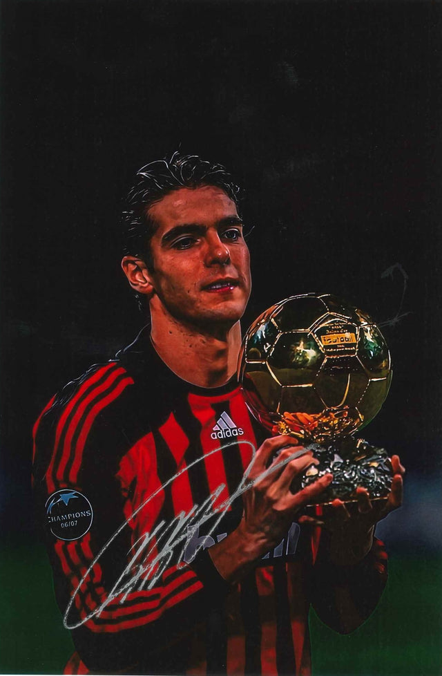 Fotografia autografata Kaká Milan maglia Adidas Champions League 2006-07 con Pallone d'Oro 2007 – autografo originale pennarello argento – 28,7x21 cm – condizioni Excellent