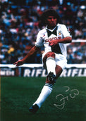 Fotografia autografata Zico Udinese anni '80 maglia bianca Agfacolor in azione – autografo originale pennarello argento – 29,5x21 cm – condizioni Excellent