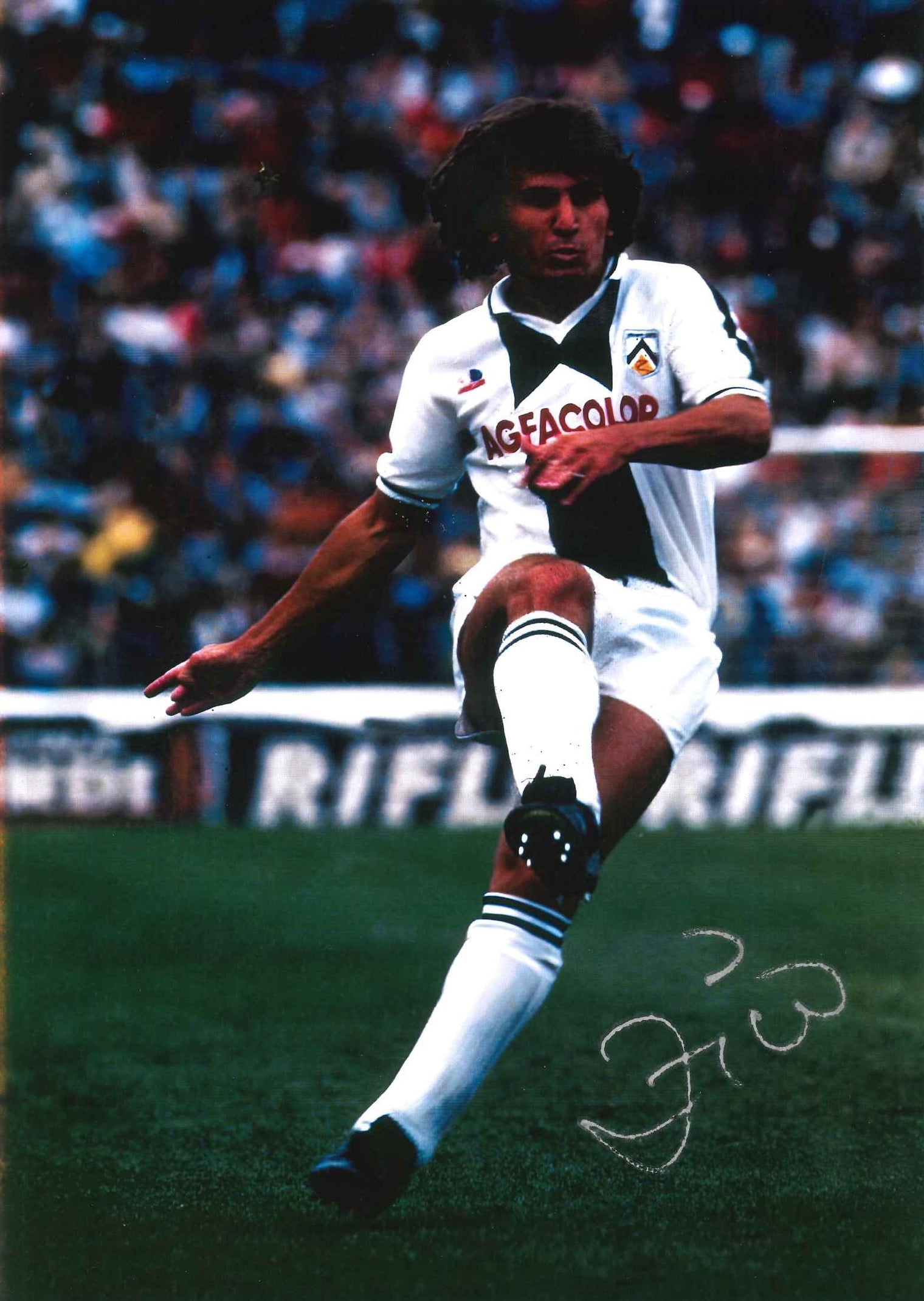 Fotografia autografata Zico Udinese anni '80 maglia bianca Agfacolor in azione – autografo originale pennarello argento – 29,5x21 cm – condizioni Excellent