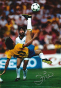 Fotografia autografata Zico rovesciata maglia gialla Brasile – autografo originale pennarello argento – 29,7x21 cm – condizioni Excellent