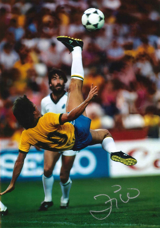 Fotografia autografata Zico rovesciata maglia gialla Brasile – autografo originale pennarello argento – 29,7x21 cm – condizioni Excellent