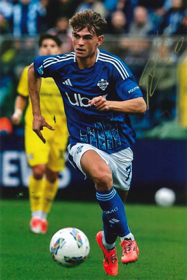 Fotografia autografata Nico Paz Como 1907 maglia blu Adidas Uber numero 7 in azione con pallone – autografo originale pennarello oro – 29,5x21 cm – condizioni Excellent