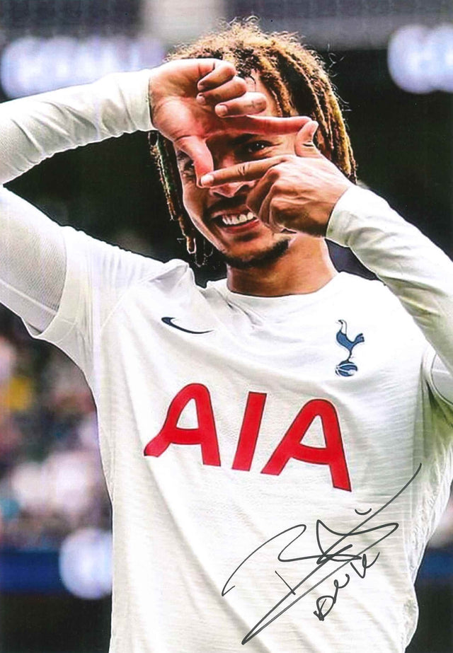 Fotografia autografata Dele Alli maglia bianca Tottenham Hotspur Nike AIA esultanza gesto mani – autografo originale pennarello nero – 29,7x21 cm – condizioni Excellent